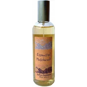 Puede incluir: Una botella de vidrio transparente con un pulverizador plateado llena de un líquido amarillo claro. La botella tiene una etiqueta con el texto "Essentiel Patchouli" y "Parfum d'ambiance 100 ml 3.3 fl. oz."