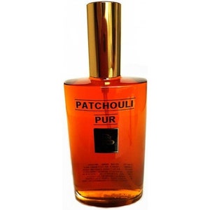 Pode incluir: Um frasco de perfume Patchouli Pur de vidro transparente com um borrifador dourado e um líquido castanho no interior. O frasco tem um rótulo com as palavras "Patchouli Pur" em texto preto.