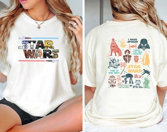 Puede incluir: Camiseta blanca con un gráfico de Star Wars en la parte delantera y un gráfico de cita de Star Wars en la parte posterior. El gráfico delantero presenta las palabras "STAR WARS" con imágenes de personajes y objetos del universo de Star Wars. El gráfico trasero presenta una variedad de personajes y citas de Star Wars.