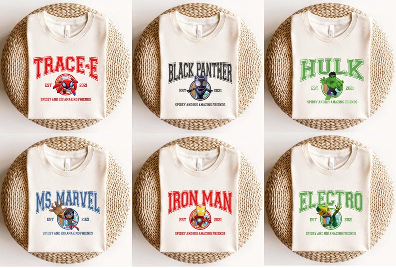 Pu&ograve; includere: Sei t-shirt color crema con diversi design di personaggi di supereroi. Ogni t-shirt presenta una grafica colorata di un supereroe, il nome del supereroe in uno stendardo colorato e il testo "EST 2021 SPIDEY AND HIS AMAZING FRIENDS".
