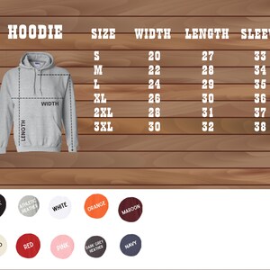 Pu&ograve; includere: Una tabella delle taglie per una felpa con cappuccio con misure in pollici per larghezza, lunghezza e lunghezza della manica. La tabella mostra le taglie dalla S alla 3XL. La felpa con cappuccio &egrave; disponibile in 10 colori: nero, grigio melange atletico, bianco, arancione, bordeaux, sabbia, rosso, rosa, grigio scuro melange e blu navy.