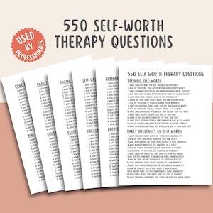 Könnte beinhalten: Ein Stapel weißer Karten mit dem Text "550 SELF-WORTH THERAPY QUESTIONS" in Schwarz. Die Karten sind fächerförmig angeordnet, wobei die oberste Karte eine Liste von Fragen zum Selbstwertgefühl zeigt. Ein roter runder Aufkleber lautet "USED BY PROFESSIONALS".