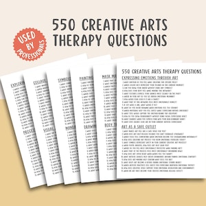 Peut inclure: Plusieurs cartes blanches avec du texte noir, intitulées "550 Questions de thérapie par les arts créatifs". Les cartes sont classées par sujet, notamment "Explorer", "Collage" et "Peinture". Un autocollant rond rouge indique "Utilisé par les professionnels."