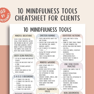 Könnte beinhalten: Eine weiß-beige Infografik mit dem Titel „10 Achtsamkeits-Tools Cheat Sheet für Klienten“. Das Blatt enthält Abschnitte zu achtsamem Atmen, Emotionsbenennung, Dankbarkeit, Body-Scan-Übungen und mehr. Ein roter Aufkleber mit der Aufschrift „Verwendet von Profis“ befindet sich oben links.