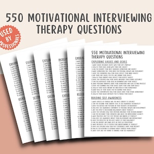 Op de afbeelding: Een set zwart-witte printbare werkbladen met 550 motiverende interviewvragen voor therapie. De werkbladen zijn onderverdeeld in categorieën zoals "Waarden en doelen verkennen", "Zelfbewustzijn ontwikkelen", "Zelfcompassie cultiveren", "Zelfvertrouwen vergroten", "Verandering omarmen", "Overwinnen van obstakels", "Je sterke punten verkennen", "Doelen stellen", "Je waarden identificeren", "Je vaardigheden verbeteren" en "Je vooruitgang erkennen".