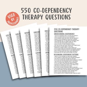 Puede incluir: Un montón de tarjetas impresas con el texto "550 PREGUNTAS DE TERAPIA DE CO-DEPENDENCIA". Las tarjetas son blancas con texto negro, y la tarjeta superior tiene una lista de preguntas sobre la codependencia. Un círculo rojo con el texto "USED BY PROFESSIONALS" está en la esquina superior izquierda.