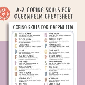Puede incluir: Una hoja de papel blanca titulada "A-Z Coping Skills for Overwhelm Cheatsheet" con una pegatina roja que dice "Used by Professionals". La hoja enumera habilidades de afrontamiento de la A a la W, como "Assess Moment" y "Breathe Deeply".