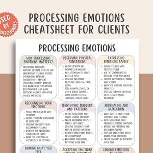 Puede incluir: Un juego de tres tazas de cerámica con un acabado mate moteado. Las tazas son de color crema, gris claro y gris oscuro. Cada taza tiene un diseño simple y minimalista y un asa redondeada.