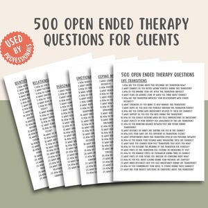 Puede incluir: Un conjunto de tarjetas de papel blanco con texto negro, titulado "500 Preguntas de terapia abiertas para clientes". Las tarjetas están categorizadas por temas como "Identidad" y "Transiciones de la vida". Una pegatina circular roja dice "Usado por profesionales".