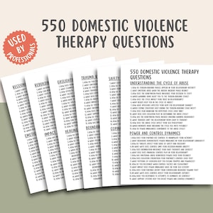 以下が含まれることがあります： 「550 ドメスティックバイオレンスセラピーの質問」というテキストが印刷されたカードの束。カードは白地に黒文字で、赤い丸いステッカーには「専門家が使用」と書かれています。