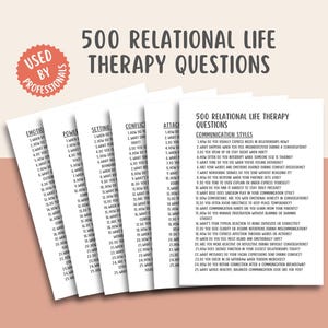 Puede incluir: Un montón de tarjetas de papel blanco con el texto "500 PREGUNTAS DE TERAPIA DE VIDA RELACIONAL" y "ESTILOS DE COMUNICACIÓN". Las tarjetas están etiquetadas con categorías como "EMOCIÓN" y "CONFLICTO". Una pegatina roja dice "UTILIZADO POR PROFESIONALES".