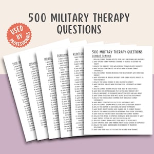 Puede incluir: Un conjunto de tarjetas impresas con el texto "500 PREGUNTAS DE TERAPIA MILITAR" y "TRAUMA DE COMBATE". Las tarjetas son blancas con texto negro y están etiquetadas como "TEPT", "SUPERVIVENCIA", "MORAL", "DESPLIEGUE" y "REINTEGRACIÓN".