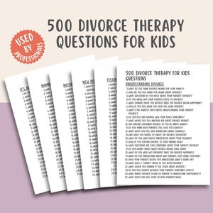 Può includere: Una pila di pagine stampate intitolate "500 Domande di terapia del divorzio per bambini". Le pagine sono bianche con testo nero e il titolo è in lettere grandi e in grassetto. Un adesivo rotondo rosso recita "Usato dai professionisti".