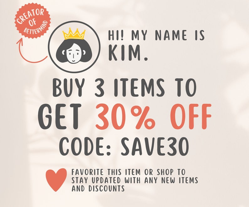 K&ouml;nnte beinhalten: Eine Werbegrafik mit Text und Illustrationen. Der Text lautet: &bdquo;Hallo! Mein Name ist Kim. Kaufe 3 Artikel und erhalte 30 % Rabatt. Code: SAVE30.&ldquo; Ein Herzsymbol und eine kreisf&ouml;rmige Illustration einer Person mit Krone sind ebenfalls enthalten.