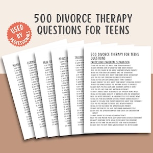 Op de afbeelding: Een stapel bedrukte pagina's met de titel "500 Scheidingstherapievragen voor tieners". De pagina's bevatten vragen over ouderlijke scheiding, met een rode cirkel met de tekst "Gebruikt door professionals".