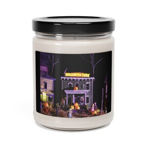 Vela de soja perfumada con escena rústica y espeluznante de ciudad de Halloween, 9 oz, regalo de Halloween para mujeres y hombres, esqueleto de cementerio de fantasmas de brujas y calabazas vintage
