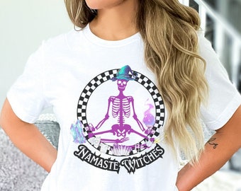 Namaste Witches ~ Camiseta divertida de esqueleto meditando ~ Camiseta unisex ~ Ropa de bruja de Halloween Cristales Cartas del tarot Velas