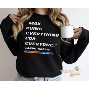 Peut inclure: Sweat-shirt noir avec un texte blanc qui dit "Max ruins everything for everyone." - Lando Norris. Le texte est dans une police de caract&egrave;res inspir&eacute;e de la course automobile avec une bande bleue et orange en dessous.