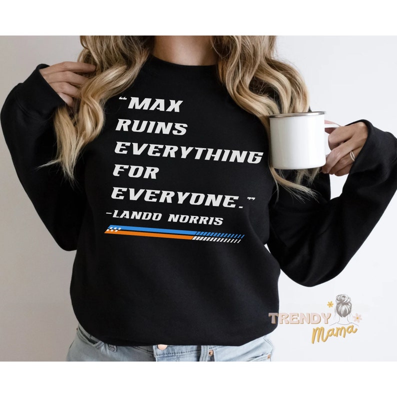 Peut inclure: Sweat-shirt noir avec un texte blanc qui dit "Max ruins everything for everyone." - Lando Norris. Le texte est dans une police de caract&egrave;res inspir&eacute;e de la course automobile avec une bande bleue et orange en dessous.