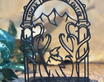 Sujetalibros Puertas de Durin / Decoración de puerta inspirada en la fantasía de Moria / Sujetalibros impreso en 3D para amantes de los libros / Accesorio único para estantería de fantasía