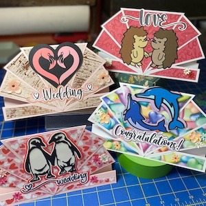 Handgemachte Hochzeitskarte mit Flamingo, Delfin, Pinguin und Igel