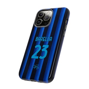 Pode incluir: Capa de telemóvel com um design de riscas azuis e pretas, com o nome "BARELLA" e o número "23" em azul. A capa tem um acabamento brilhante e foi concebida para um smartphone.