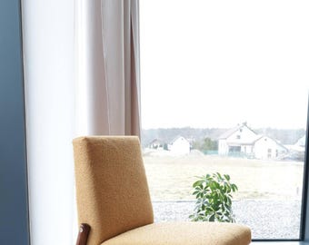 Fauteuil vintage jaune capitonné en bouclette, bois de noyer, design scandinave, années 1960