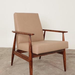 Chaise longue scandinave en cuir végétal beige, design classique, bois, couleur noyer