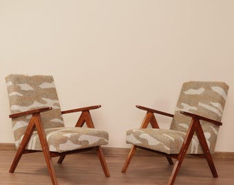 Coppia di poltrone vintage in tessuto jacquard con motivo scandinavo, colore marrone legno
