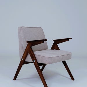 Fotel vintage, po renowacji, tapicerka beżowa, drewno w kolorze ciemnego orzecha, design skandynawski