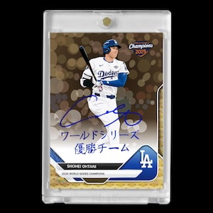 以下が含まれることがあります： 透明なケースに入った野球カード。ドジャースのユニフォームを着た選手が描かれています。カードには「Champions 2025」と「Shohei Ohtani 2025 World Series Champions」と書かれています。カードは保護ケースに入っています。