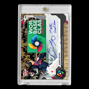 Könnte beinhalten: Eine Baseballkarte in einer transparenten Schutzhülle. Die Karte zeigt einen Baseballspieler in japanischer Uniform, den Text "WORLD BASE CLASSIC" und "1st WBC Grand Slam". Die Karte enthält ein Faksimile-Autogramm.