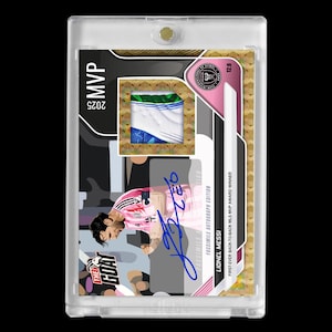 Puede incluir: Tarjeta deportiva coleccionable en un estuche protector transparente. La tarjeta presenta una firma facsímil de Lionel Messi, el texto "MVP 2025" y un trozo de camiseta. La tarjeta tiene un esquema de color rosa y dorado.