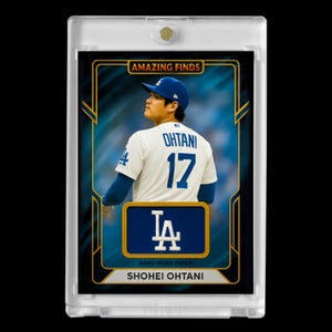 Puede incluir: Una tarjeta de béisbol en un estuche protector transparente. La tarjeta presenta a Shohei Ohtani con el uniforme de los Dodgers de Los Ángeles. La tarjeta tiene el texto "AMAZING FINDS" y "GAME-WORN PATCH".