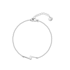 Op de afbeelding: Een zilveren kettingarmband met een bliksemschichtbedel. De armband heeft een karabijn sluiting en een verlengketting.