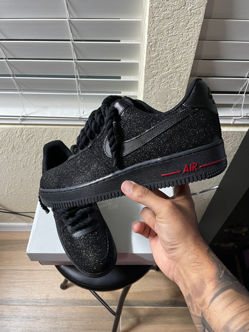 Zapatillas AF1 personalizadas con purpurina negra, suela roja y cordones negros. imagen 3
