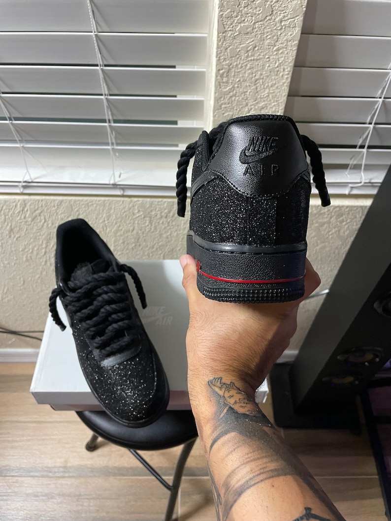 Zapatillas AF1 personalizadas con purpurina negra, suela roja y cordones negros. imagen 4