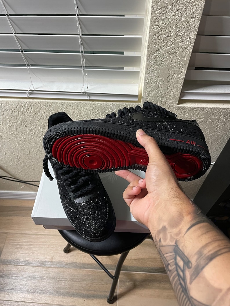 Zapatillas AF1 personalizadas con purpurina negra, suela roja y cordones negros. imagen 2