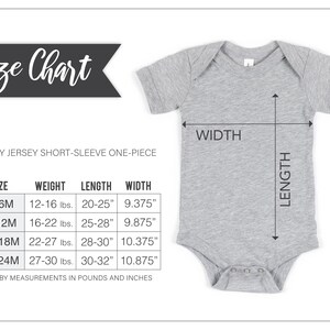 Peut inclure: Un body b&eacute;b&eacute; gris &agrave; manches courtes avec un tableau des tailles. Le tableau indique les tailles 3-6M, 6-12M, 12-18M et 18-24M, avec les poids correspondants en livres et les longueurs et largeurs en pouces.