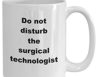 Puede incluir: Taza de café de cerámica blanca con texto negro que dice "No molestar al tecnólogo quirúrgico".