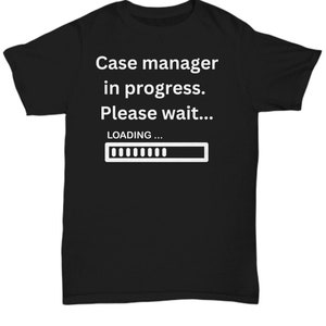 Op de afbeelding: Zwart T-shirt met witte tekst die "Case manager in progress. Please wait... LOADING..." luidt en een voortgangsbalk.