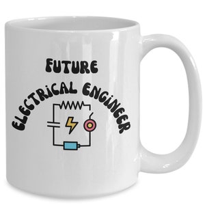 Könnte beinhalten: Weiße Keramik-Kaffeetasse mit einer schwarzen Grafik, auf der "Future Electrical Engineer" steht, mit einem stilisierten Schaltkreisdiagramm mit einem Widerstand, einer Batterie, einer Glühbirne und einem Blitz.