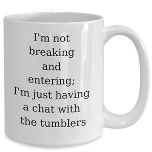 Puede incluir: Taza de cerámica blanca con texto negro que dice "No estoy entrando por la fuerza ni entrando; solo estoy charlando con los vasos".