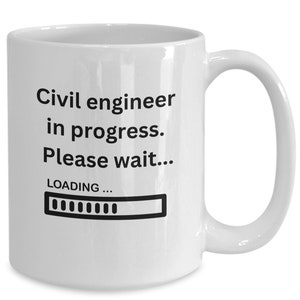 Può includere: Tazza in ceramica bianca con testo nero che recita "Civil engineer in progress. Please wait... LOADING..." con una barra di avanzamento.