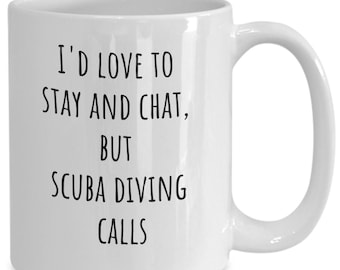 Puede incluir: Taza de café de cerámica blanca con texto negro que dice "Me encantaría quedarme y charlar, pero la inmersión llama."