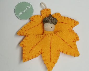 Bebé Hoja Hada – Muñeca de fieltro de hojas de roble, abedul y arce con gorro de bellota
