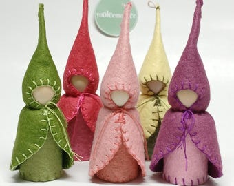 Gnomo de fieltro con clavijas de madera inspirado en Waldorf Montessori: juguete y decoración hechos a mano