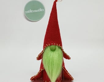 El Grinch de Navidad - Gnomo de fieltro con clavijas de madera inspirado en Waldorf Montessori - Juguete y decoración hechos a mano