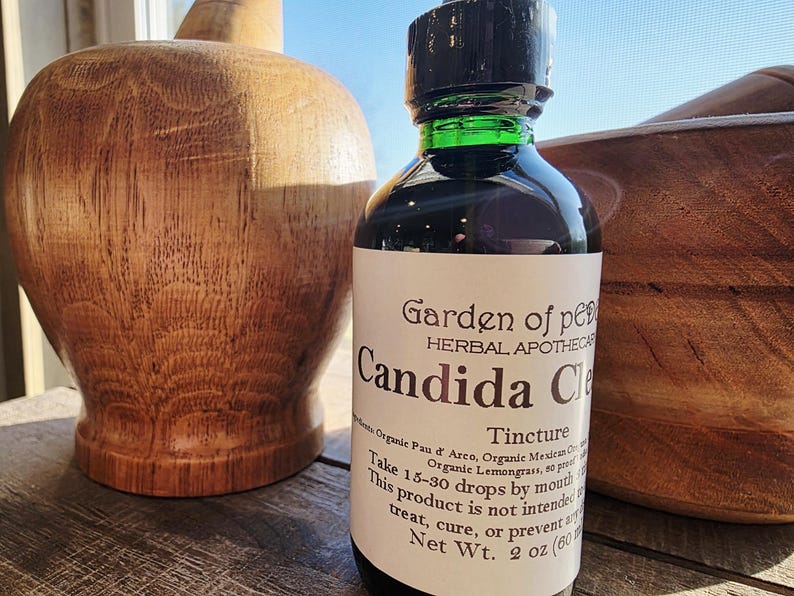 Peut inclure: Une bouteille en verre fonc&eacute; avec un bouchon noir et un anneau vert, &eacute;tiquet&eacute;e "Candida Cleanse" de Garden of Peace Herbal Apothecary. La bouteille contient un liquide fonc&eacute; et fait 60 ml.
