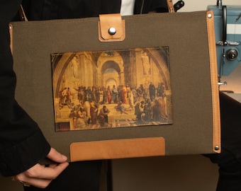 Artistieke leren laptophoes: handgemaakte MacBook-tas met verstelbare riem